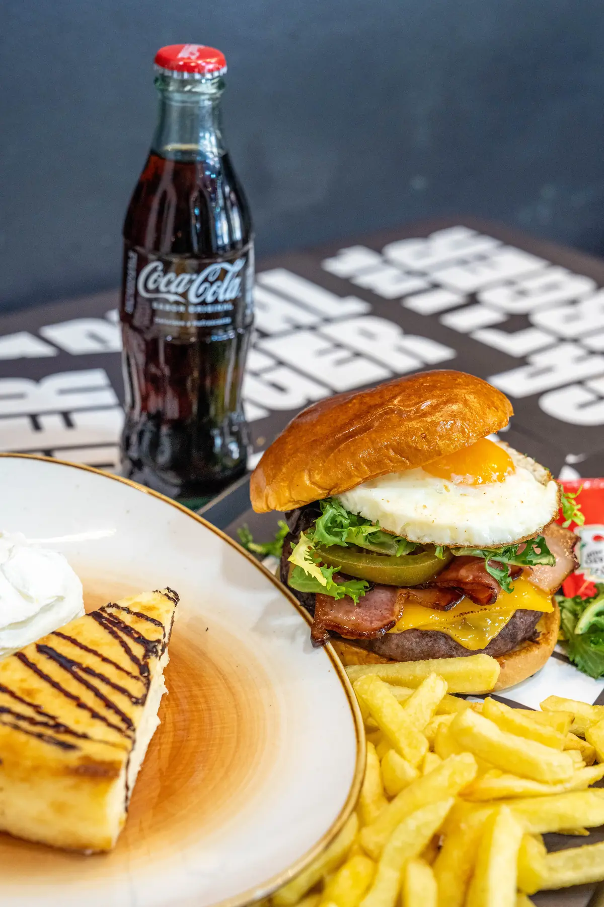 Menú de Capital Burger con hamburguesa, patatas, bebida y postre