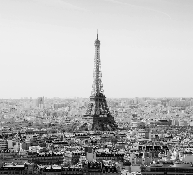 Foto de la torreo eiffel con una tonalidad grisácea